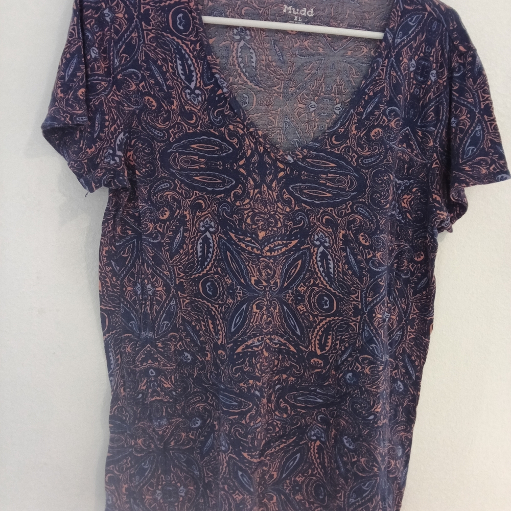 Mudd Women's V-Neck Paisley Print Top in Navy and Rust